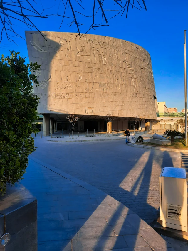 Fasaden och gården vid Bibliotheca Alexandrina