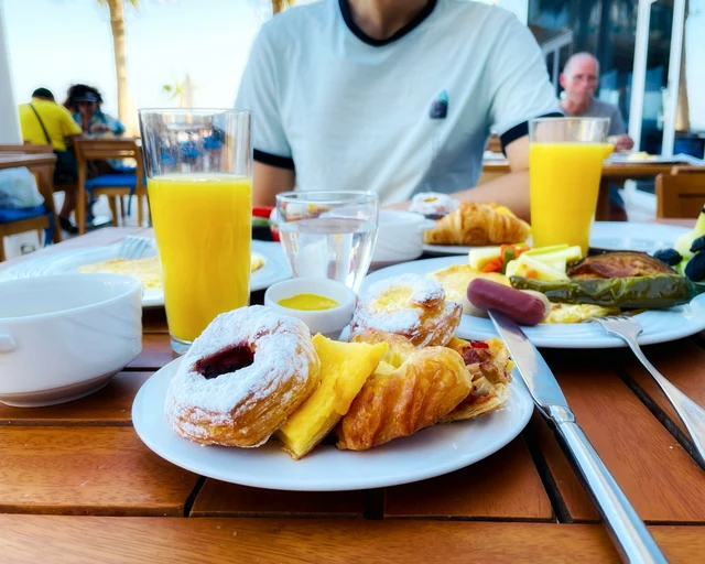 Frukostbord med flera rätter och tillbehör