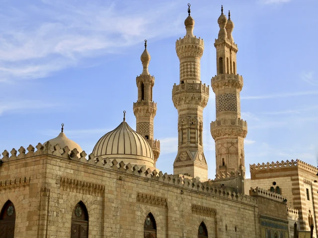 Moskéarkitektur med dekorerade minareter i Kairo