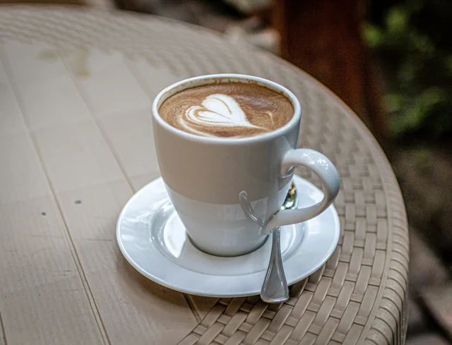 Kaffe serverat i en liten kopp med fat