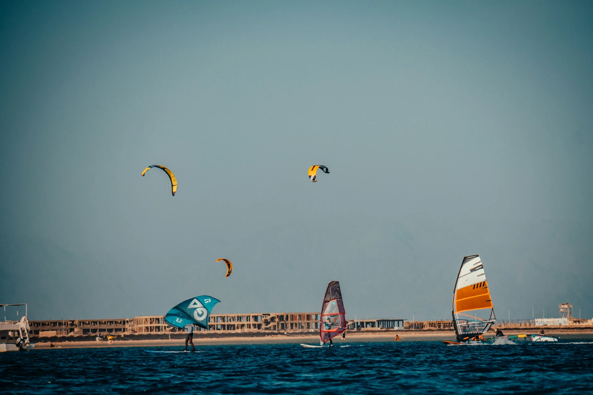 Vindsurfare på vattnet vid Dahab