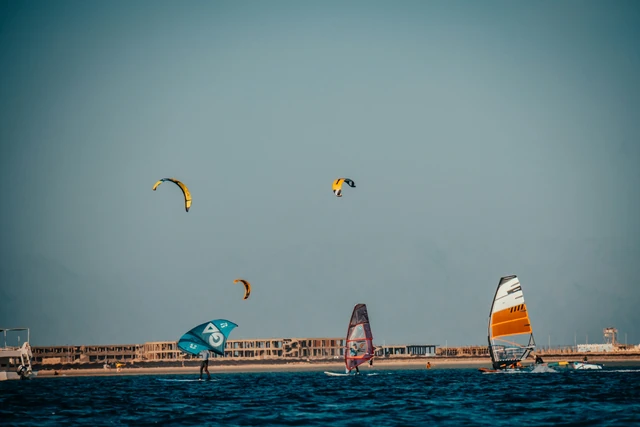 Vindsurfare på vattnet vid Dahab