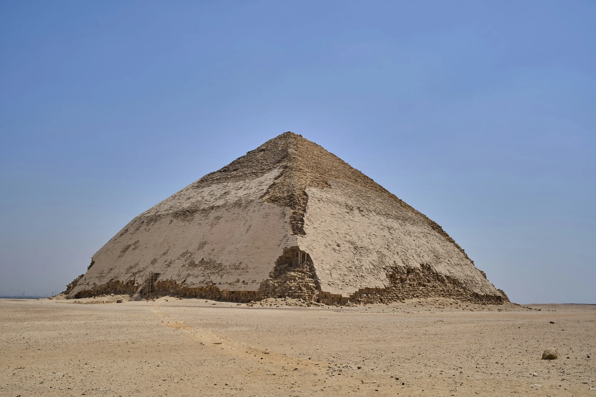 Pyramid i ökenlandskapet vid Dahshur