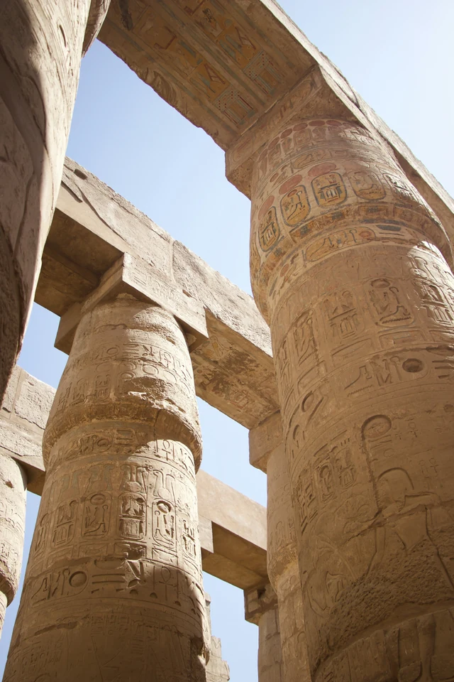 Reliefer och pelare i ett egyptiskt tempel