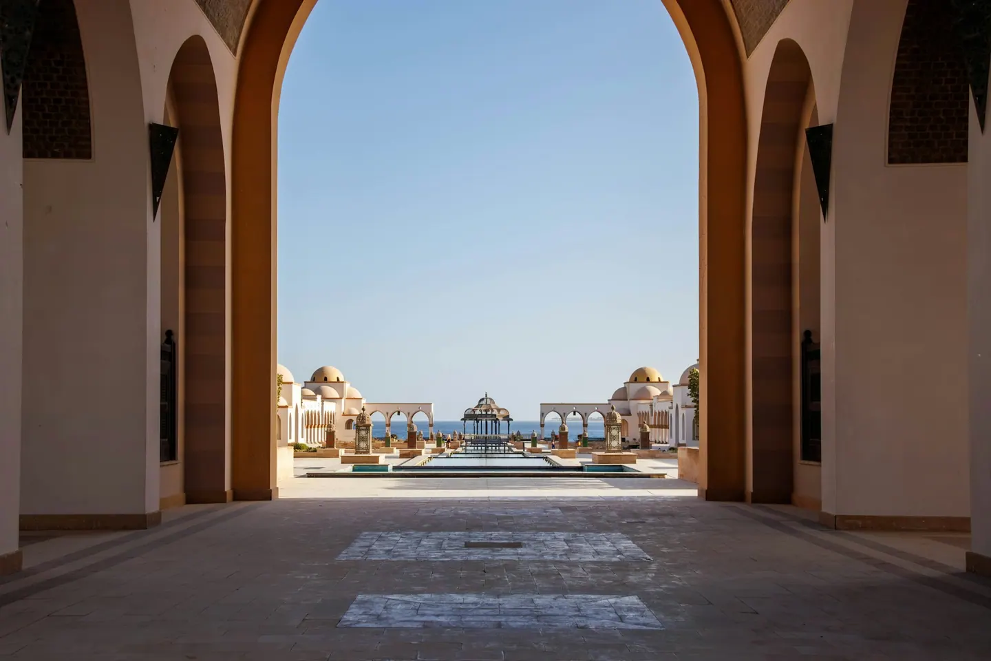 Stor välvd port och gård med havsutsikt i Sahl Hasheesh