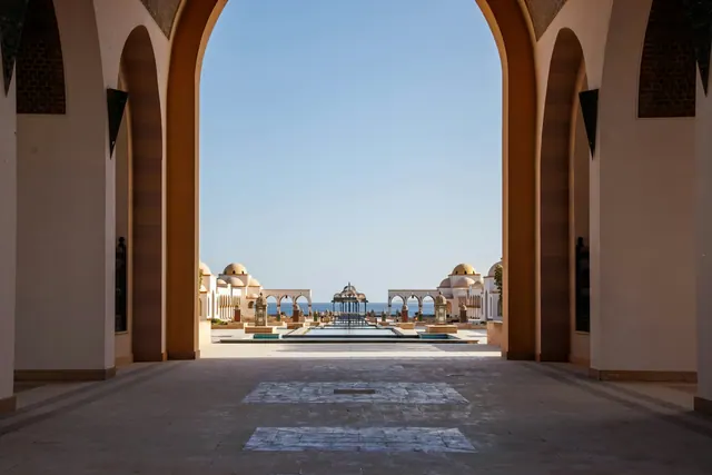 Stor välvd port och gård med havsutsikt i Sahl Hasheesh
