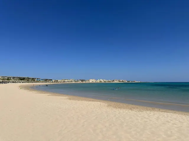 Sandstrand och klart turkost vatten i Soma Bay