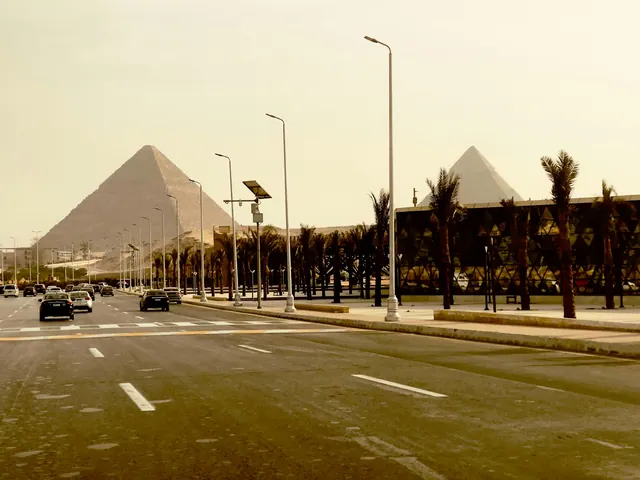 Pyramiderna sedda från en gata i Giza