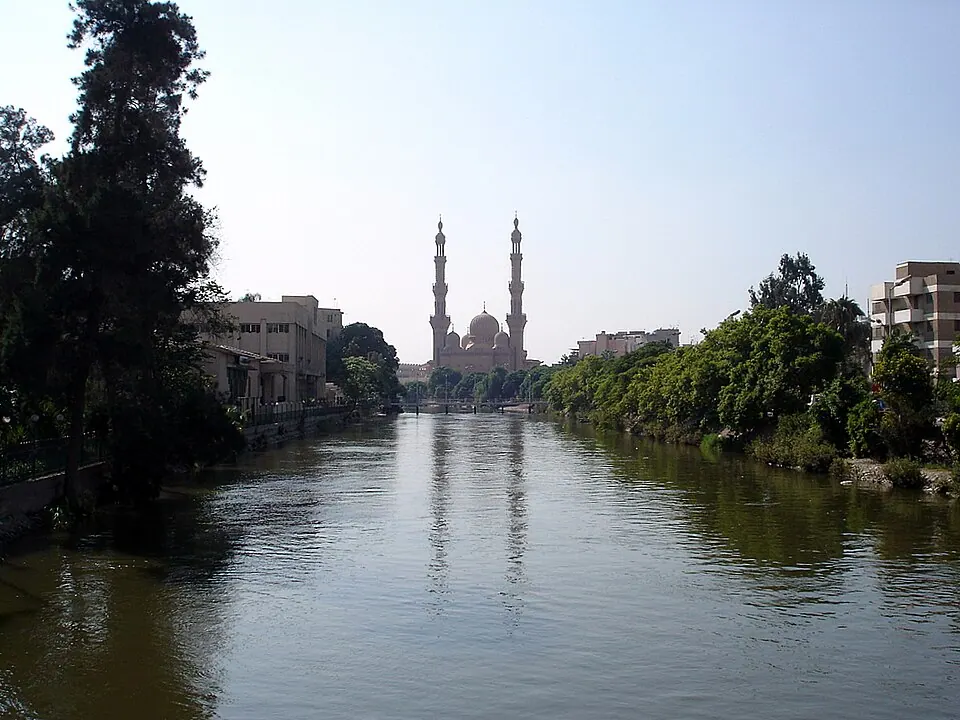 Moské i Zagazig fotograferad från en bro