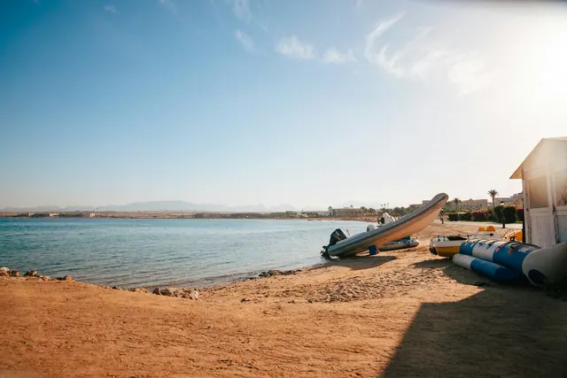 Båt på stranden i Sahl Hasheesh