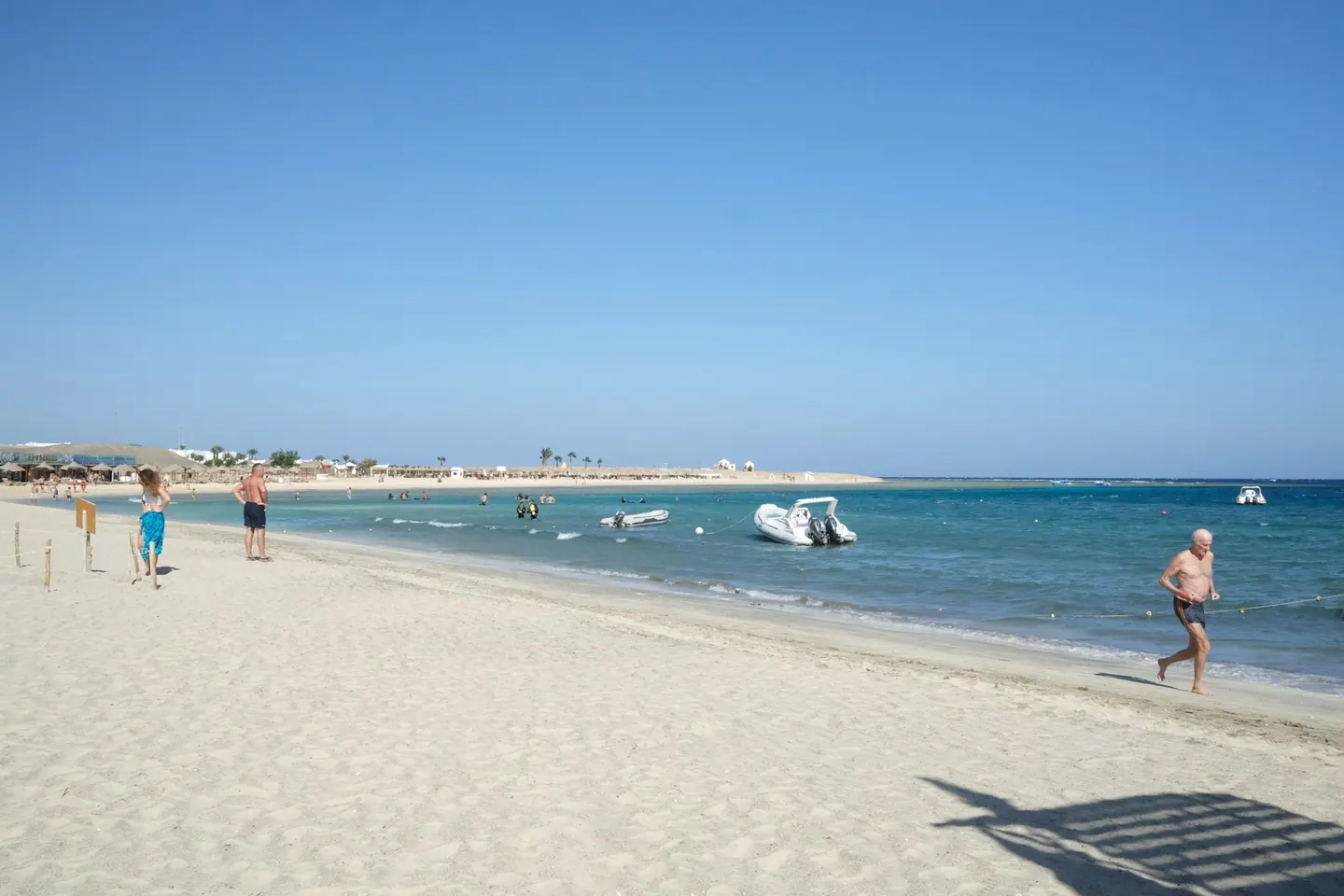 Promenerande besökare på stranden i Marsa Alam