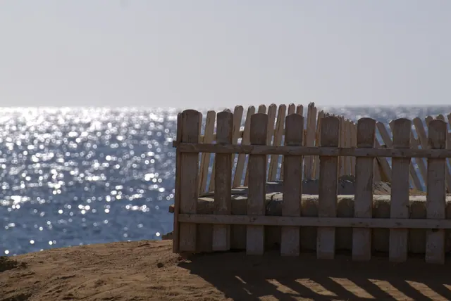 Vitt staket vid havet i Sharm el Sheikh, illustrationsbild till strandval