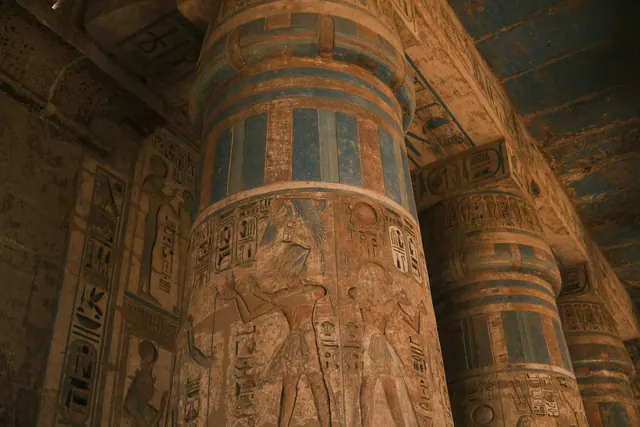 Hieroglyfer på kolonnerna i Medinet Habu.