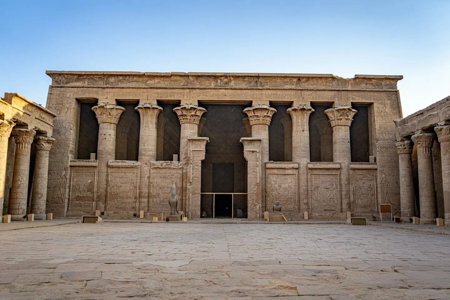Stenbyggnad vid Horustemplet i Edfu.