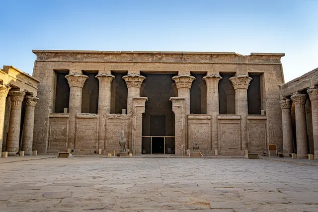 Stenbyggnad vid Horustemplet i Edfu.