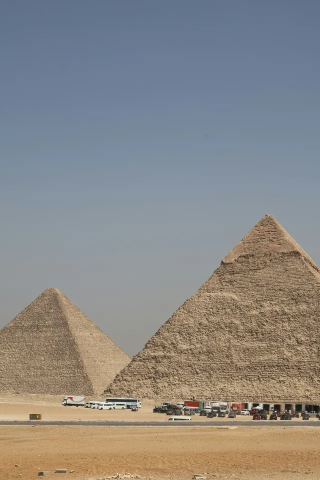 Utflyktsbuss vid pyramiderna i Giza.