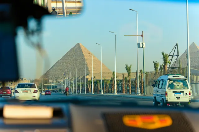 Pyramiderna i Giza sedda från en bil.