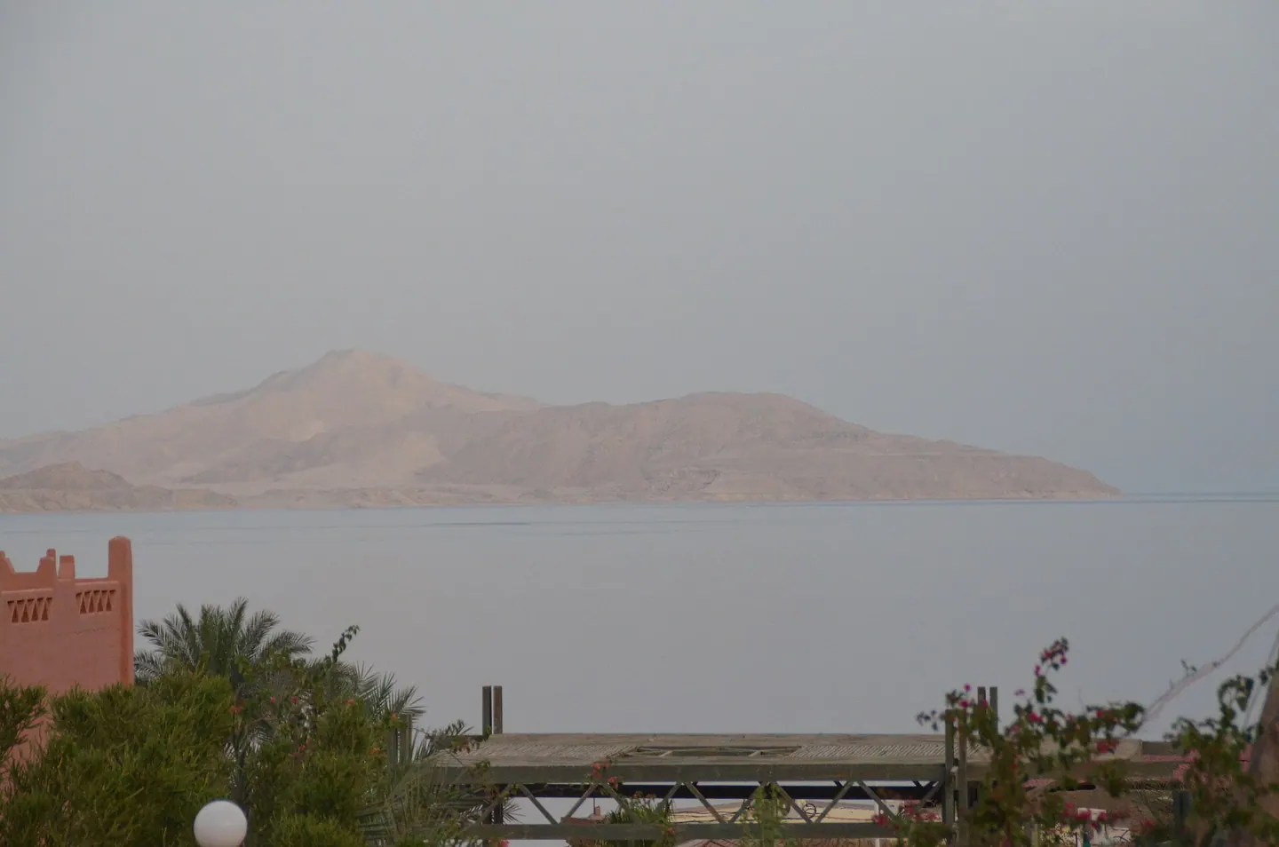 Tiranön, fotograferad 2014 från sidan mot Sharm el Sheikh.