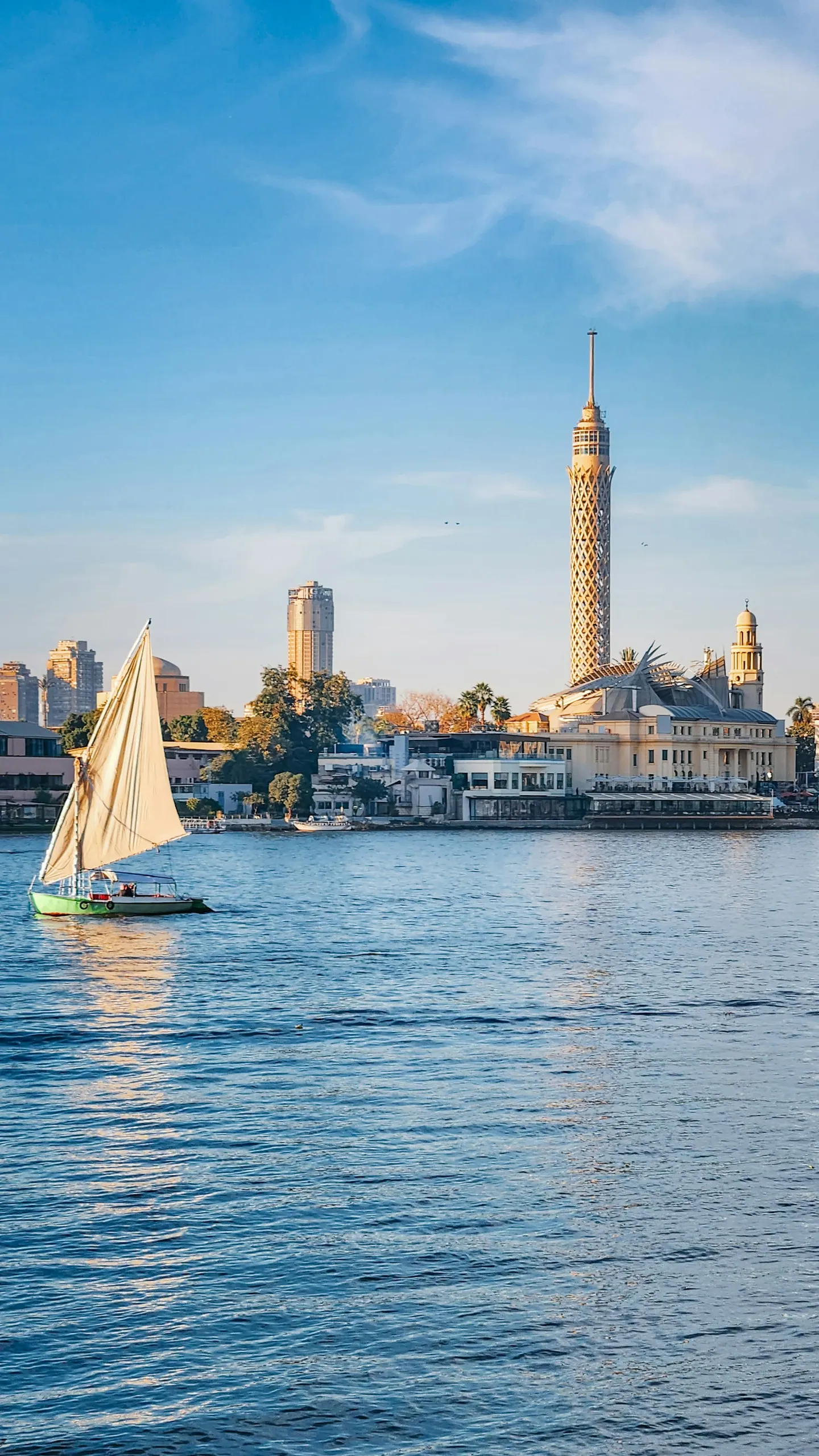 Felucca på Nilen med Kairotornet i bakgrunden.