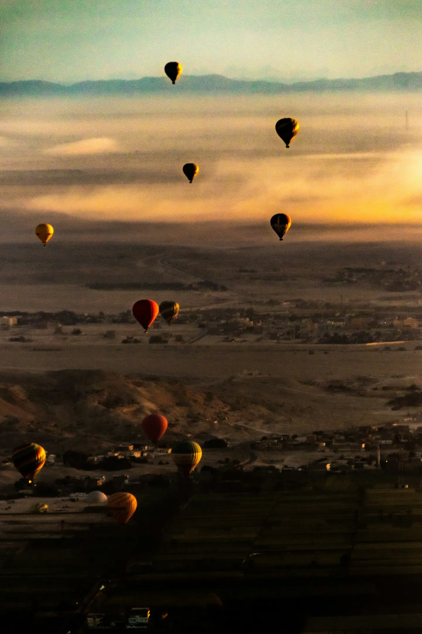 Luftballonger över Luxor vid soluppgången.