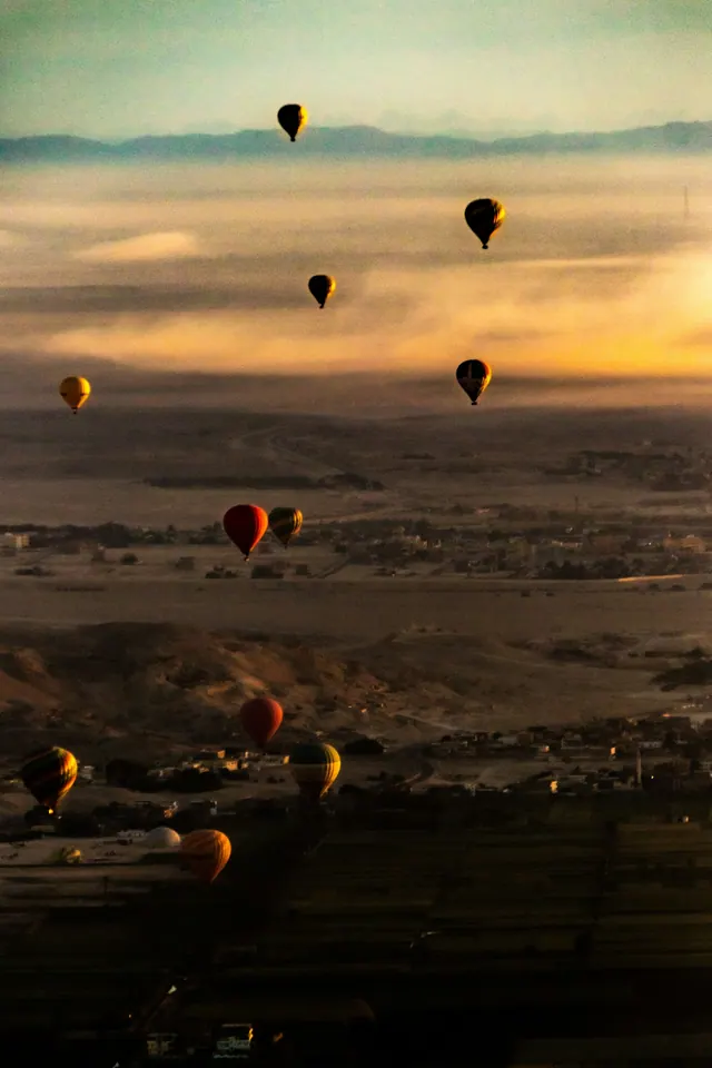 Luftballonger över Luxor vid soluppgången.