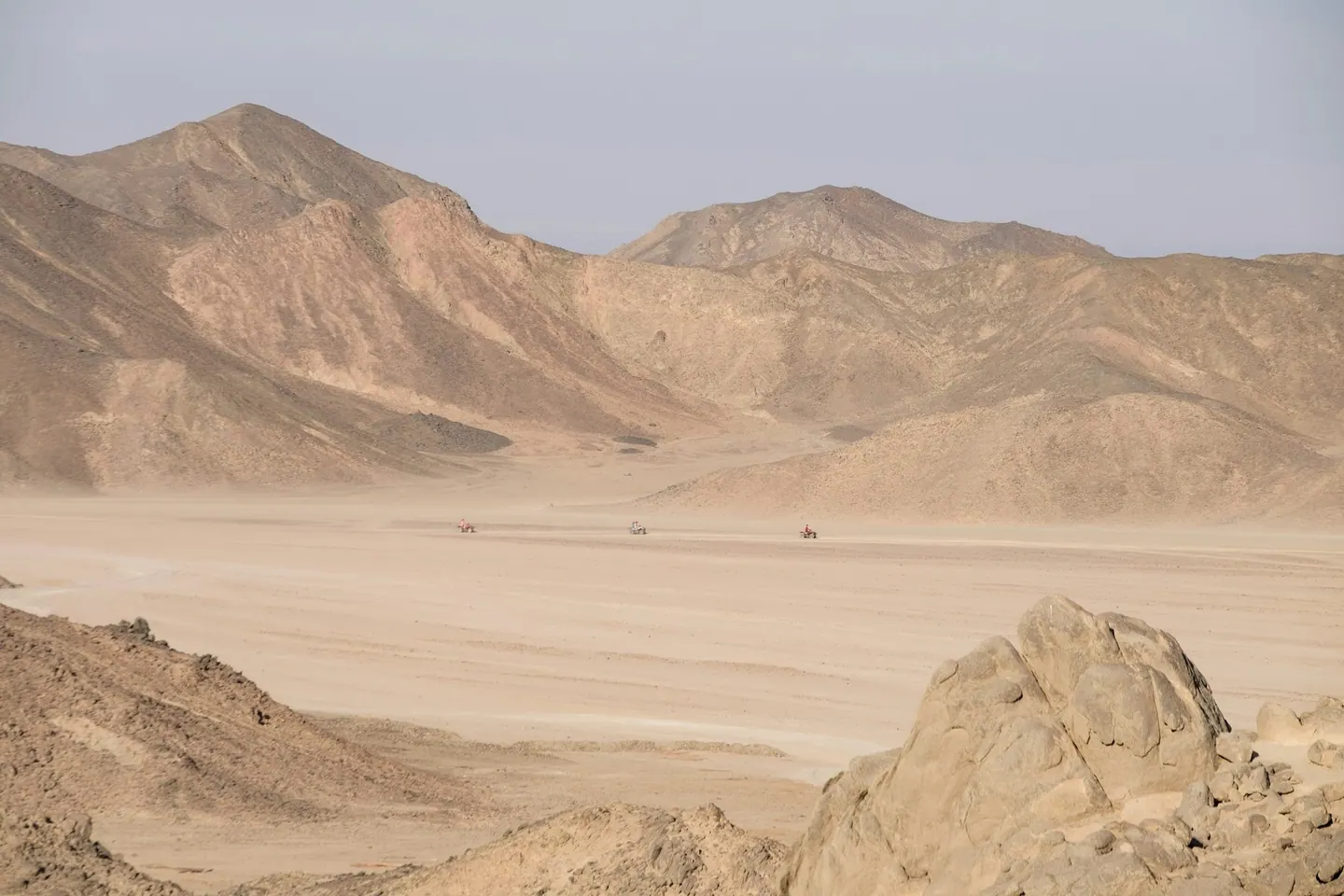 Östra öknen i Egypten med berg i fjärran.