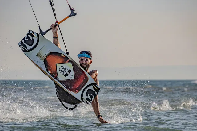 Kitesurfare på vattnet vid Ras Sudr.