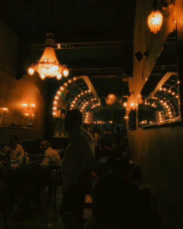 Kvällsgäster vid borden på en bar i Kairo.