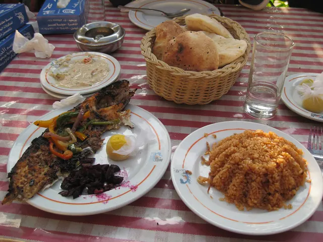 Samak mashwi: grillad fisk med sayadiyaris.