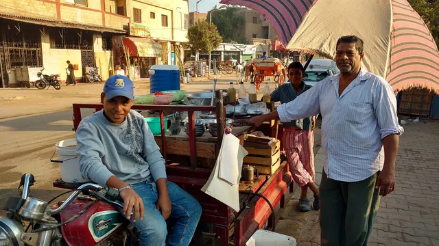 Gatumatförsäljare med matvagn i Giza.