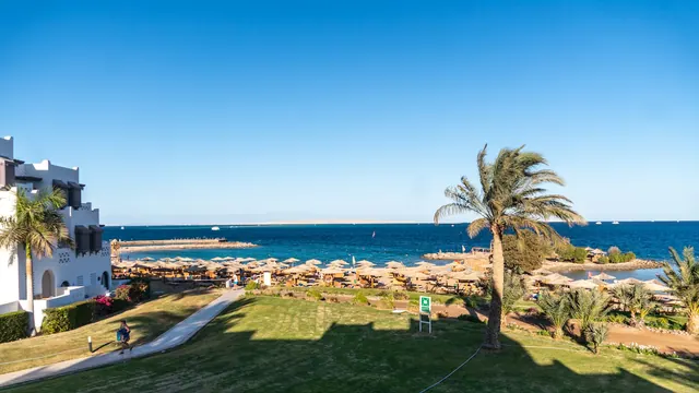 Palmer och strand vid ett hotell i Hurghada