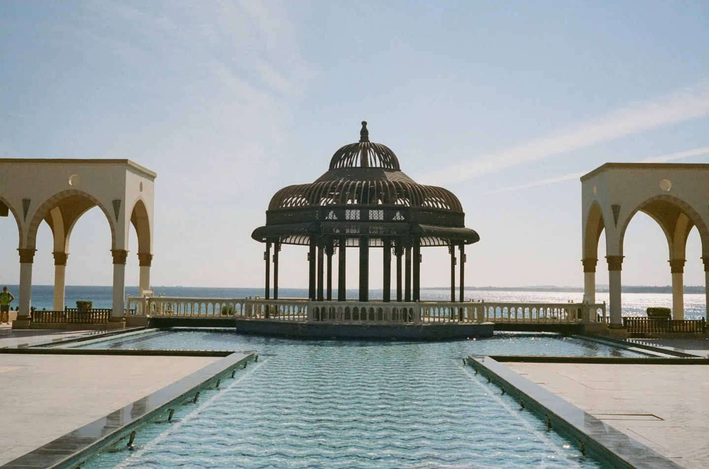 Paviljong vid en pool med havsutsikt i Hurghada