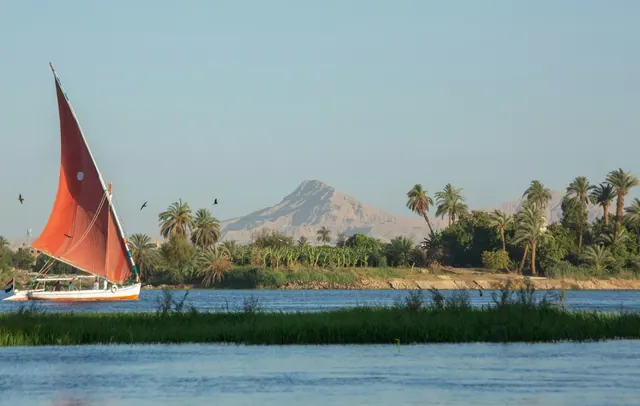Felucca och Nilens stränder vid Luxor.