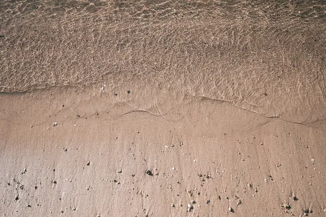 Sandstrand med fotspår i Sharm el Sheikh.