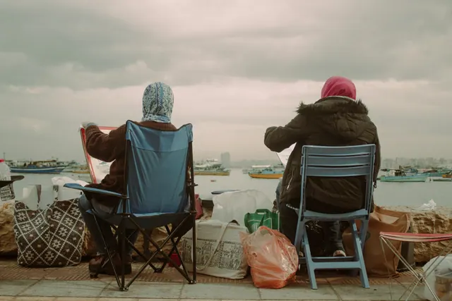 Människor vid Medelhavskusten i Alexandria.