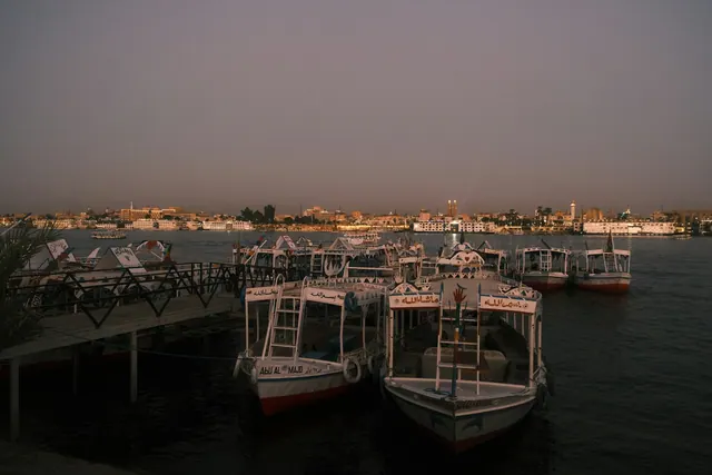 Båtar vid Nilens strand i Luxor.