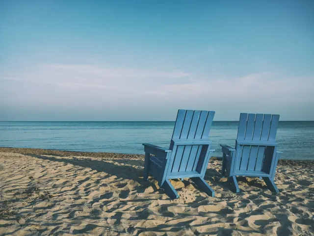 Illustrationsbild: strandstolar för en lugn semester.