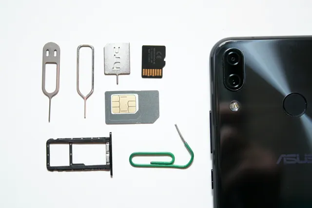 Illustrationsbild: mobiltelefon och SIM-kort.