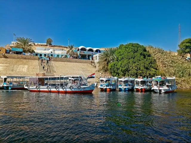 Båtar på Nilen vid den nubiska byn i Aswan.