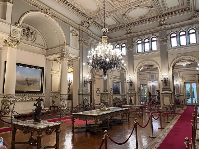 Museisal med kungliga föremål i Abdinpalatset i Kairo.