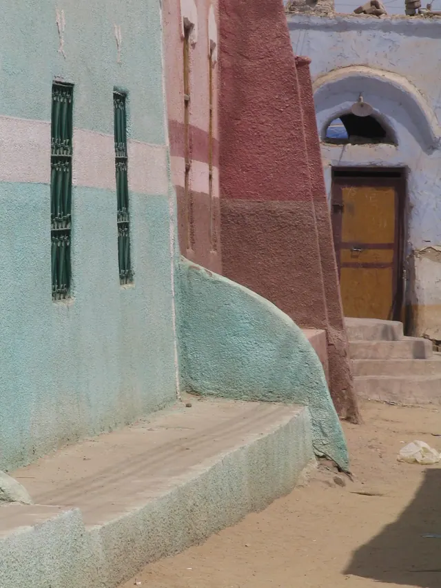 En gränd med färgade husväggar i en nubisk by vid Aswan.