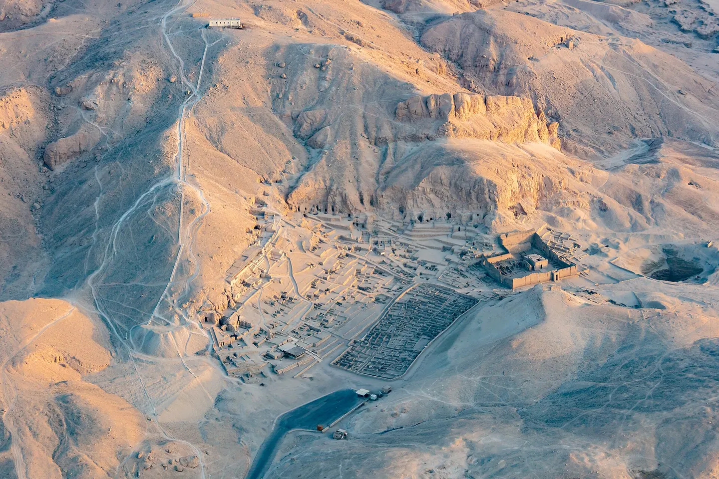 Arkeologiska lämningar vid Deir el Medina i Luxor.