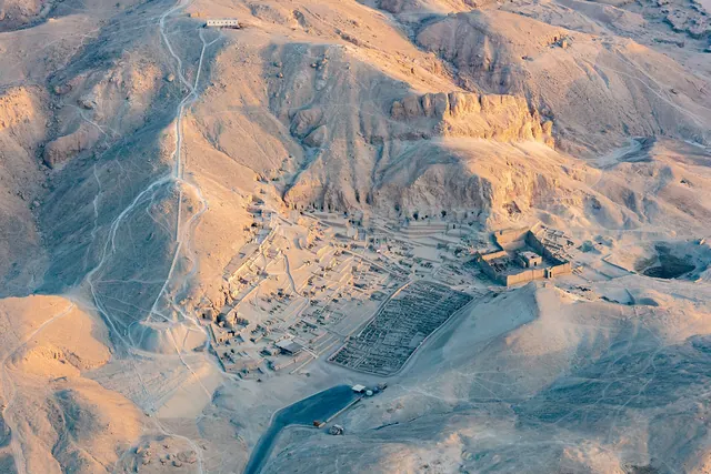 Arkeologiska lämningar vid Deir el Medina i Luxor.