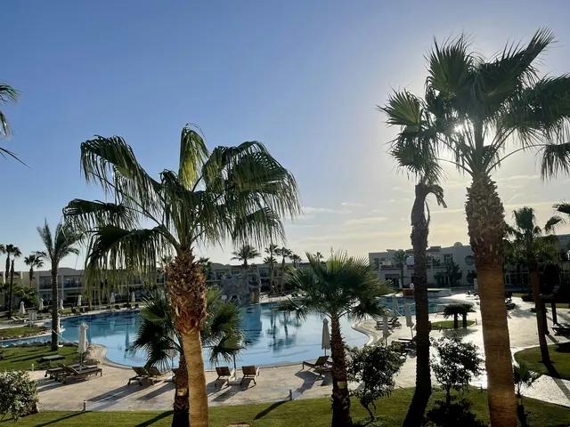 Poolområde vid Hilton Sharks Bay Resort i Sharm el Sheikh.