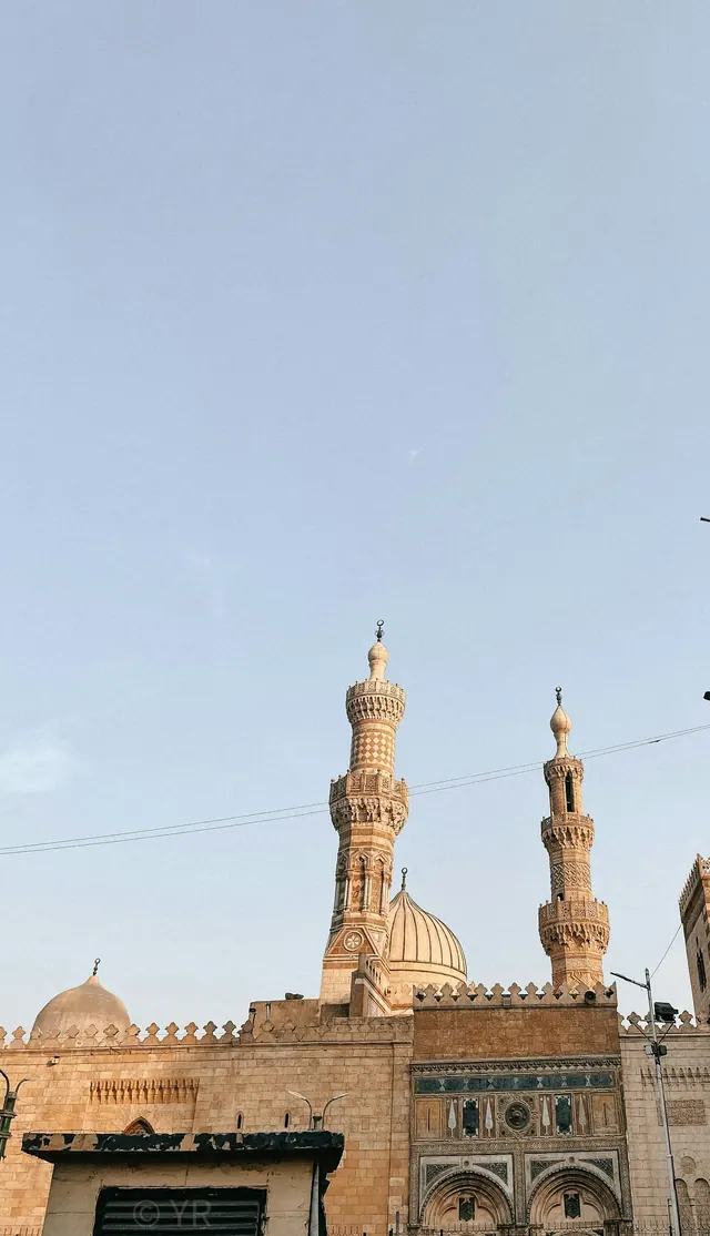 Al Azhar-moskéns minareter och gård i Kairo.