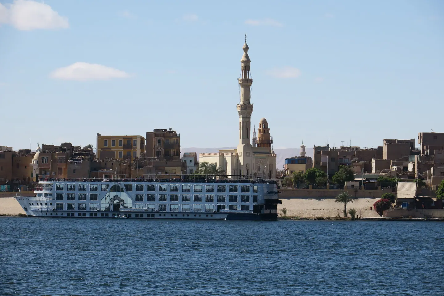 Kryssningsfartyg på Nilen vid Aswan
