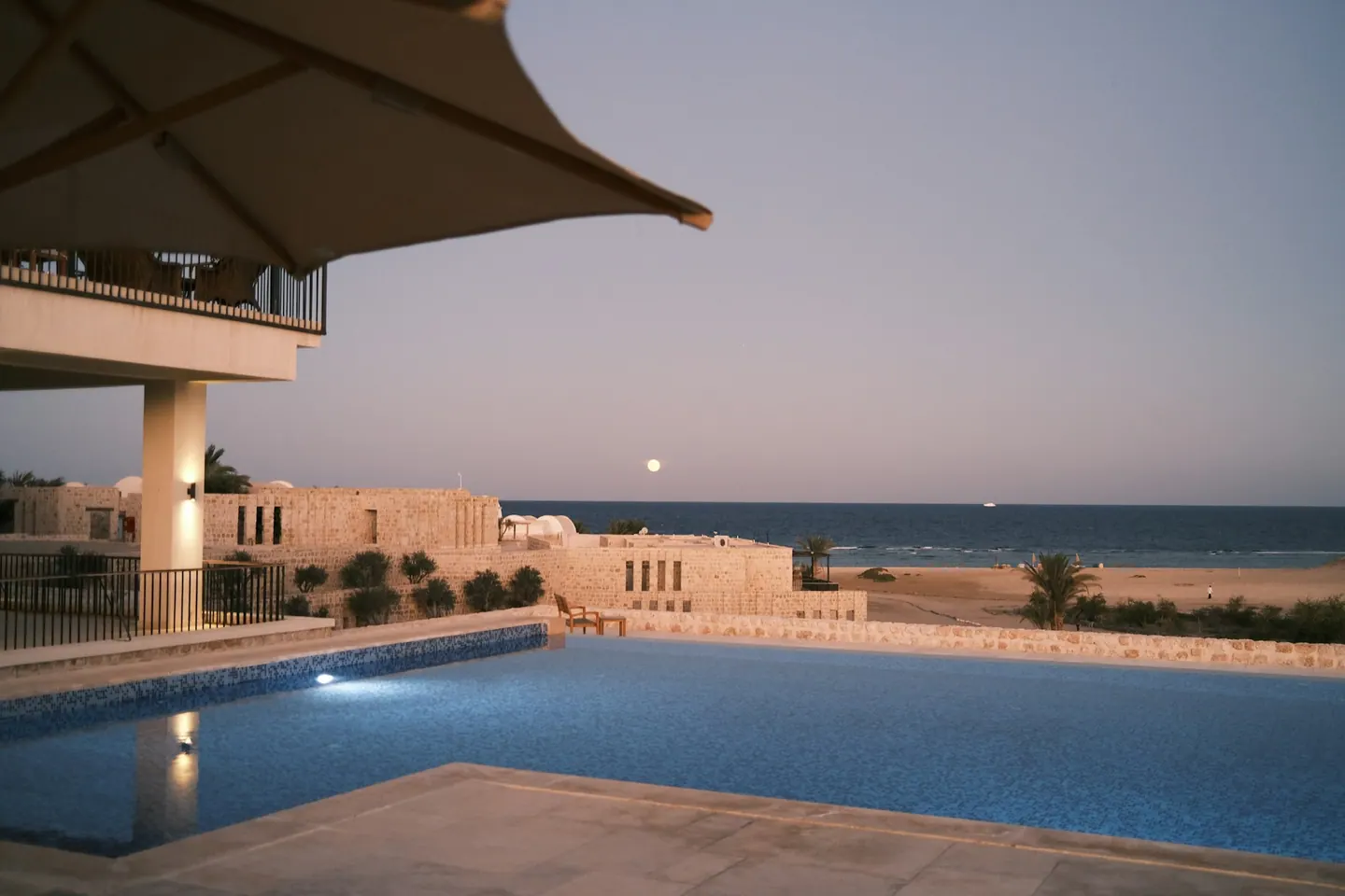 Illustrationsbild: hotellpool vid kusten i Marsa Alam