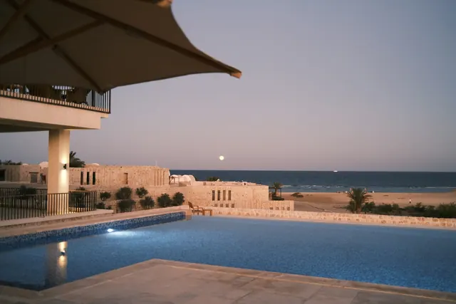 Illustrationsbild: hotellpool vid kusten i Marsa Alam