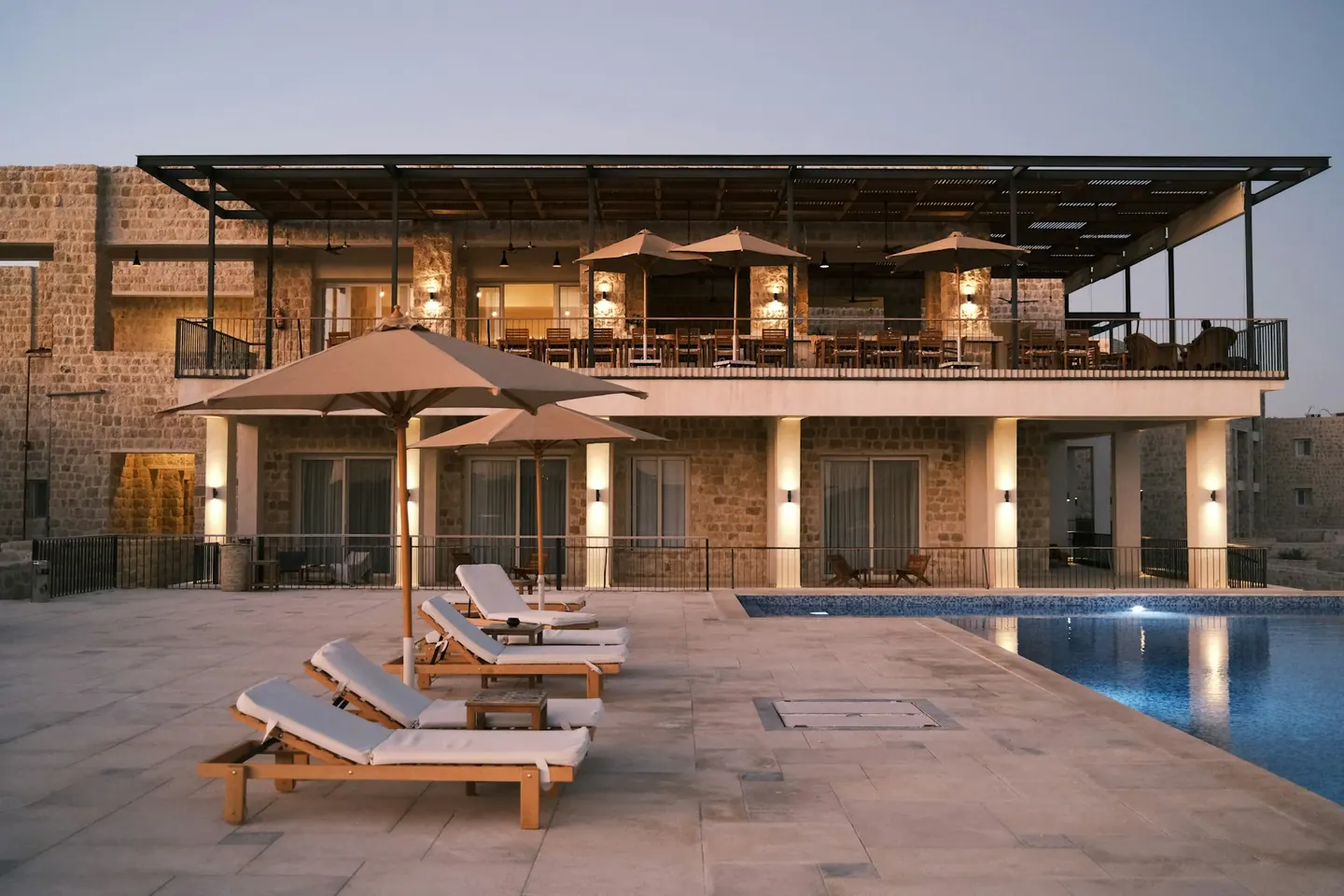 Illustrationsbild: solstolar och pool vid ett hotell i Marsa Alam