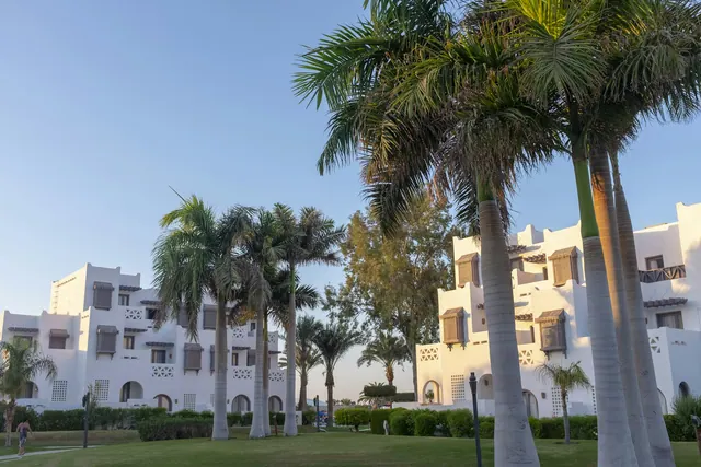 Illustrationsbild: hotellbyggnader och gröna gårdar i Hurghada